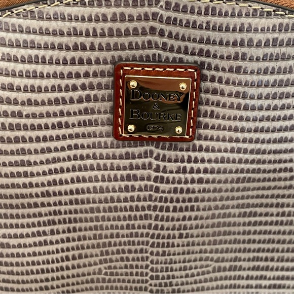 ❌SOLD❌ Dooney & Bourke Lizard Embossed Suki Crossbody Taupe - Picture 3 of 6